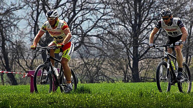 Auf dem Weg zum Sieg: Nico Wernicke (vorne) und Jürgen Seifert triumphierten bei der Premiere des Burgläurer Mountain-Bike Team-Biathlons. Auf dem Weg zum Sieg: Nico Wernicke (vorne) und Jürgen Seifert triumphierten bei der Premiere des Burgläurer Mountain-Bike Team-Biathlons.