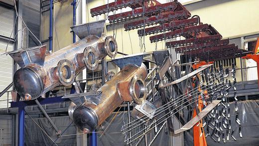 Auf dem Weg zur Vorbehandlung: Die Metallteile werden in verschiedenen Bädern entfettet und gereinigt. Auf dem Weg zur Vorbehandlung: Die Metallteile werden in verschiedenen Bädern entfettet und gereinigt.