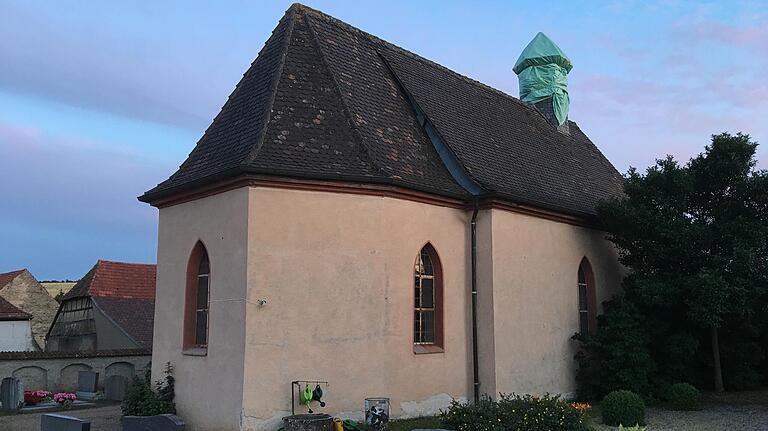 Die Michaelskapelle in Obervolkach ist wegen Schäden am Gebäude geschlossen. Anfang August 2018 hatte dort der Blitz eingeschlagen. Die Michaelskapelle in Obervolkach ist wegen Schäden am Gebäude geschlossen. Anfang August 2018 hatte dort der Blitz eingeschlagen.