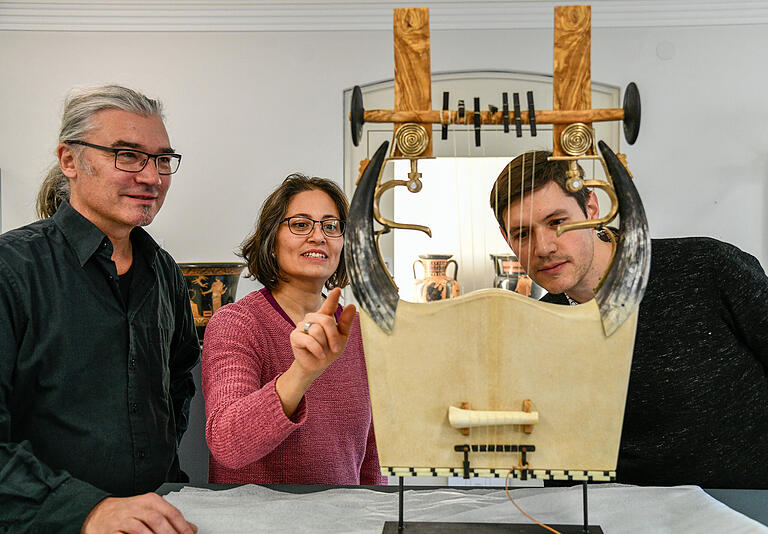 Die Kuratoren der Ausstellung: Dr. Oliver Wiener, Dr. Dahlia Shehata und Dr. Florian Leitmeir mit der einer Kithara von Ralf Gehler, deren Korpus aus Leder ist. Die Kuratoren der Ausstellung: Dr. Oliver Wiener, Dr. Dahlia Shehata und Dr. Florian Leitmeir mit der einer Kithara von Ralf Gehler, deren Korpus aus Leder ist. 