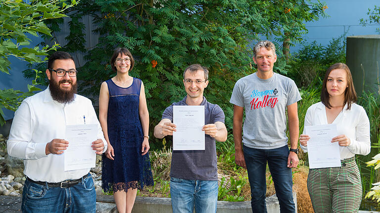 Es ist noch nicht das 'echte' Abi-Zeugnis, aber bereits der schriftlicher Beleg dafür. Darüber freuen sich (vorne von links) Moaz Hammami, Mayram Tokov, Alina Ergardt, sowie (hinten) Schulleiterin Gabriele Seelmann und Oberstufenkoordinator Andreas Vollert. Es ist noch nicht das 'echte' Abi-Zeugnis, aber bereits der schriftlicher Beleg dafür. Darüber freuen sich (vorne von links) Moaz Hammami, Mayram Tokov, Alina Ergardt, sowie (hinten) Schulleiterin Gabriele Seelmann und Oberstufenkoordinator Andreas Vollert.