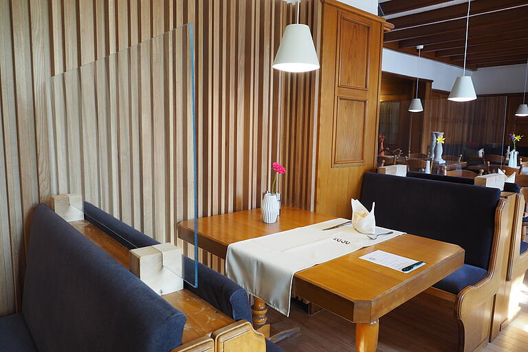 Im Innenbereich des Restaurants 'Zur schönen Aussicht' in Marktheidenfeld sind einige Tische mit Scheiben voneinander abgetrennt. Im Innenbereich des Restaurants 'Zur schönen Aussicht' in Marktheidenfeld sind einige Tische mit Scheiben voneinander abgetrennt. 