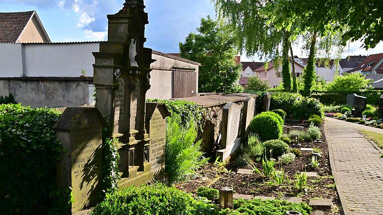 Die Friedhofsmauer in Großrinderfeld fällt leicht nach innen und stößt teilweise an die bestehenden Grabsteine an. Nun soll ein Fundament diese Grabsteine sichern. Die Friedhofsmauer in Großrinderfeld fällt leicht nach innen und stößt teilweise an die bestehenden Grabsteine an. Nun soll ein Fundament diese Grabsteine sichern.