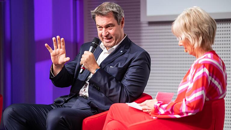 Beim Sparkassentag in Würzburg entlockte Moderatorin Corinna Wohlfeil Ministerpräsident Markus Söder Persönliches.