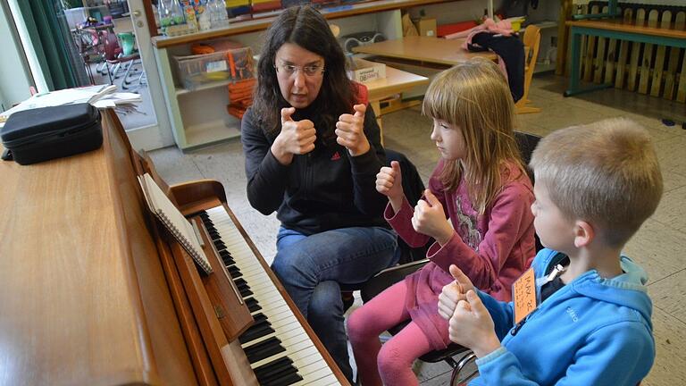 Max und Sofie haben kurze Wege, seit der Klavierunterricht von Tamara Sverdlova vor Ort in der Friedrich-Fleischmann-Grundschule stattfindet.