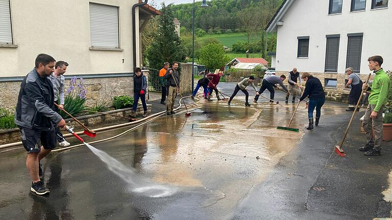 In Aschfeld packte die Dorfgemeinschaft an, um die Straßen und Höfe von den Schlammmassen zu säubern.&nbsp;