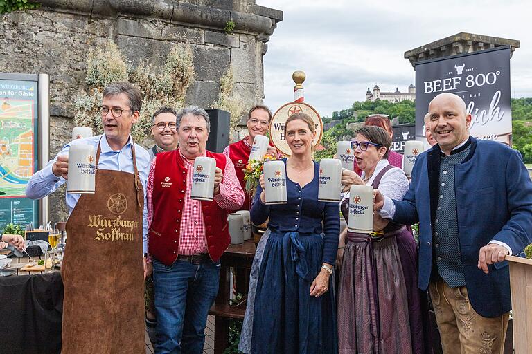 Oberbürgermeister Christian Schuchardt, Philipp Keller (Hahnzelt), Michael Haupt, Matthias Klingbeil (Hofbräu), Bürgermeisterin Judith Roth-Jörg, Sonja Henninger (Hahnzelt) und Axel Kochinki (von links), waren die ersten, die das Festbier probierten.