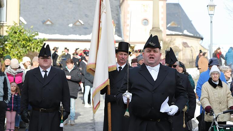 Die Bürgerwehr mit Hauptmann Frank Wagner (vorne in der Mitte) an der Spitze spielt beim Brauchtum des jährlich im Januar begangenen Sebastiani-Pestgelübdes in Oberschwarzach eine zentrale Rolle.