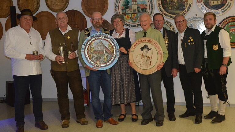 Auf dem Foto Uwe Dinkel, Peter Benkert, Stefan Furkel, Sabine Benkert, Hermann Sautner, Peter Hügelschäffer, Klaus Will, Julian Mündlein.