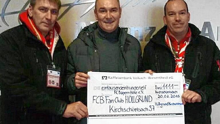 Fanclub Höllgrund 97 zeigt Herz       -  (db)   Die Mitglieder des FC Bayern Fanclub Höllgrund 97 Kirchschönbach haben nicht nur Spaß an ihrer Leidenschaft, dem FC Bayern, sondern zeigen auch ein Herz für Bedürftige. Bei jeder Fahrt ihres Fanclubs zu einem Spiel der Münchner lassen die Kirchschönbacher Fans eine Spendenbox herumgehen und sammeln bei den Mitgliedern. Einmal pro Jahr wird die Box geöffnet und der Betrag meist noch aus der Vereinskasse aufgestockt und an den Verein FC Bayern Hilfe übergeben. So auch am vergangenen Samstag beim Heimspiel der Münchner gegen den SV Darmstadt. Der Vorsitzende des Fanclubs Wolfgang Friedel (links) und Organisationsleiter Thomas Holzmann (rechts) übergaben 1111 Euro an Raimond Aumann vom FC Bayern für die Initiative FC Bayern Hilfe, die sich um unverschuldet in Not geratene Personen kümmert.