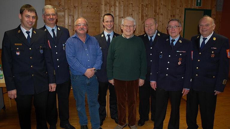 Ehrungen und Nachwahlen gab es bei der Jahresversammlung der Freiwilligen Feuerwehr mit Ständiger Wache (von links): der neue Stadtbrandrat und städtiche Brandschutz-Sachgebietsleiter Martin Schneier, Vorsitzender Jochen Ankenbrand, zweiter Vorsitzender Peter Schmitt (neu), Beisitzer Robert Simms (neu) und die für Jahre geehrten Dieter Flederer, Günter Halbig, Winfried Karg und Roland Keller.