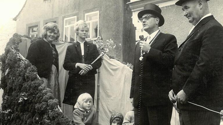 Am 16. Oktober 1967 übergab Wilma Reuther (von links) die Krone der Gärtnerkönigin an Ursula Döllinger (geborene Simon), mit ihr freuten sich Oberbürgermeister Oskar Klemmert und Kirchweihpräsident Georg Zepter.