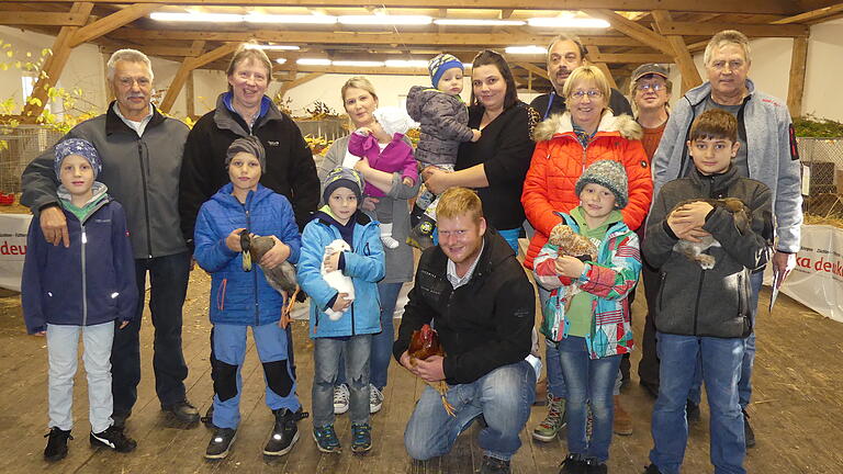 Stolze Geflügel- und Kaninchenzüchter: Das Bild zeigt (in der hinteren Reihe von links) den Kreisvorsitzenden des Verbands Deutscher Rassegeflügelzüchter Eberhard Schorr, den ersten Vorsitzenden des Kleintierzuchtvereins Oberelsbach Bernhard Then, Stefanie Büttner, Nadine Katzmann, Eberhard und Elfi Katzmann, Albert Scheuplein (1. Vorsitzender KTZV Brendlorenzen), Helmut Fritzges (Zuchtwart Kaninchen des KTZV Oberelsbach) sowie (in der vorderen Reihe von links) die begeisterten Züchter Finn Simon, Luca Katzmann, Luis Büttner, Stefan Then, Felix Katzmann und Emilio Graf. Stolze Geflügel- und Kaninchenzüchter: Das Bild zeigt (in der hinteren Reihe von links) den Kreisvorsitzenden des Verbands Deutscher Rassegeflügelzüchter Eberhard Schorr, den ersten Vorsitzenden des Kleintierzuchtvereins Oberelsbach Bernhard Then, Stefanie Büttner, Nadine Katzmann, Eberhard und Elfi Katzmann, Albert Scheuplein (1. Vorsitzender KTZV Brendlorenzen), Helmut Fritzges (Zuchtwart Kaninchen des KTZV Oberelsbach) sowie (in der vorderen Reihe von links) die begeisterten Züchter Finn Simon, Luca Katzmann, Luis Büttner, Stefan Then, Felix Katzmann und Emilio Graf.