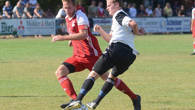 Hier ist Dominik Ebert (rechts) vom FV Steinfeld/Hausen-Rohrbach vor Peter Schebler am Ball. Doch am Ende wurde der Birkenfelder mit seinen zwei Toren zum Matchwinner.