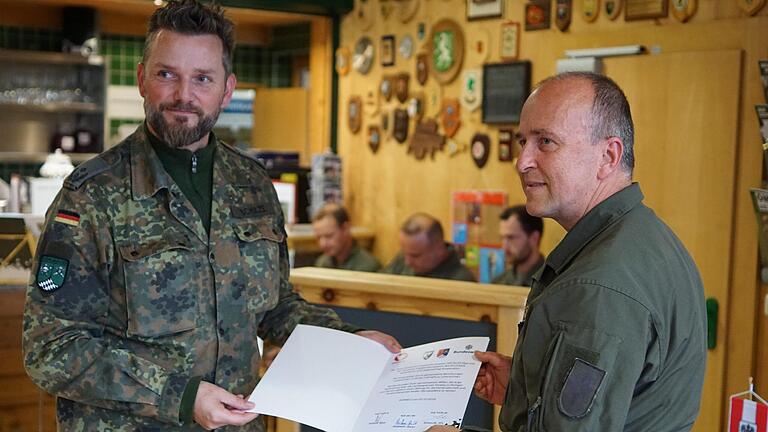 Übergabe der Patenschafts- beziehungsweise der Kooperationsurkunden: Oberst Manfred Hofer (rechts), Kommandant Truppenübungsplatz Seetaler Alpe und Oberstleutnant Kai Schulze, Kommandant Truppenübungsplatzkommandantur Wildflecken.  Foto: Bundeswehr       -  Übergabe der Patenschafts- beziehungsweise der Kooperationsurkunden: Oberst Manfred Hofer (rechts), Kommandant Truppenübungsplatz Seetaler Alpe und Oberstleutnant Kai Schulze, Kommandant Truppenübungsplatzkommandantur Wildflecken.  Foto: Bundeswehr