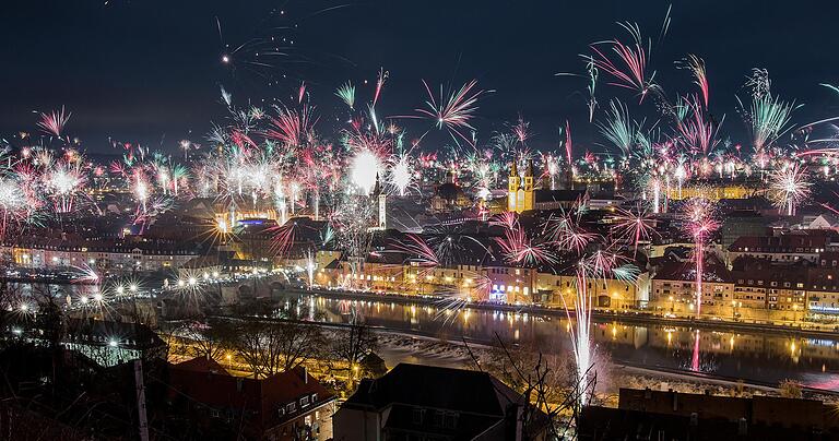 Der typische Silvesterhimmel: Die Nachfrage nach Raketen und Böllern ist in Deutschland nach wie vor hoch.