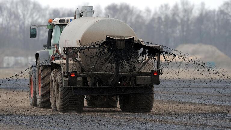 Die landwirtschaftliche Verwertung von Klärschlamm ist nur noch bedingt möglich. Bei alternativen Entsorgungspfaden kämpfen die Gemeinden mit steigenden Preisen und Kapazitätsengpässen. Deshalb wollen sie sich jetzt zusammenschließen und eine eigene Lösung zur Klärschlammverwertung finden.       -  Die landwirtschaftliche Verwertung von Klärschlamm ist nur noch bedingt möglich. Bei alternativen Entsorgungspfaden kämpfen die Gemeinden mit steigenden Preisen und Kapazitätsengpässen. Deshalb wollen sie sich jetzt zusammenschließen und eine eigene Lösung zur Klärschlammverwertung finden.