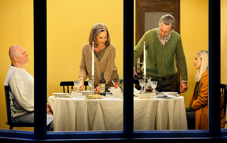 Abendessen mit Folgen (von links): John Lundgren (Holländer), Marina Prudenskaya (Mary), Georg Zeppenfeld (Daland) und Asmik Grigorian (Senta). Abendessen mit Folgen (von links): John Lundgren (Holländer), Marina Prudenskaya (Mary), Georg Zeppenfeld (Daland) und Asmik Grigorian (Senta).