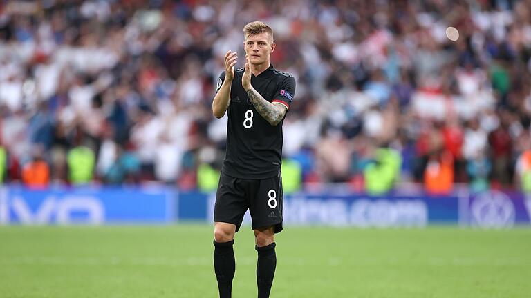 Toni Kroos - Bei der EM 2021 schied Kroos mit der DFB-Auswahl im Achtelfinale in England aus. Toni Kroos - Bei der EM 2021 schied Kroos mit der DFB-Auswahl im Achtelfinale in England aus.