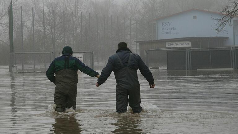 Zweimal wurde das Sportgelände des ESV stark überschwemmt. Unser Archivbild zeigt das Hochwasser am Sportheim im Jahr 2011.