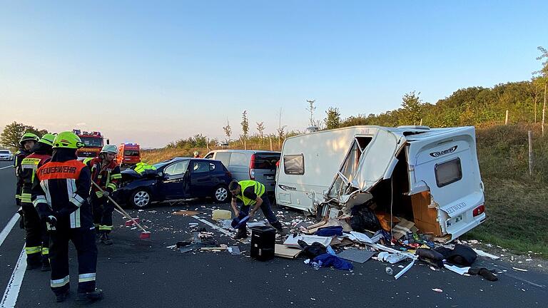 Ein Wohnwagen und ein Auto wurden bei einem Zusammenstoß am Donnerstagabend auf der B286 bei Schallfeld schwer beschädigt. Die Bundesstraße war mit Trümmern übersät und während der Aufräumarbeiten für mehrere Stunden gesperrt.