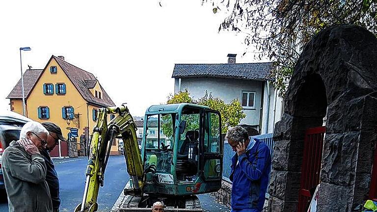 Suche nach der Ursache: Das Team der Stadtwerke an der Stelle des Schadens.