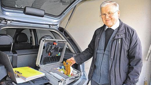 Ersthelfer für die Seele: Pfarrer Lorenz Maurer in Hollstadt ist einer derjenigen, die seit vielen Jahren in der Notfallseelsorge aktiv sind. In dieser Woche hatte er den Koffer der Notfallseelsorge mit den entsprechenden Utensilien für den Ernstfall bei sich.