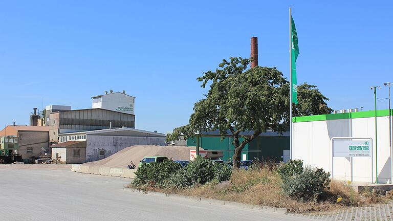 Das Firmengelände der Heidelberger Sand und Kies GmbH befindet sich im Dettelbacher Gewerbegebiet südlich der Staatsstraße.