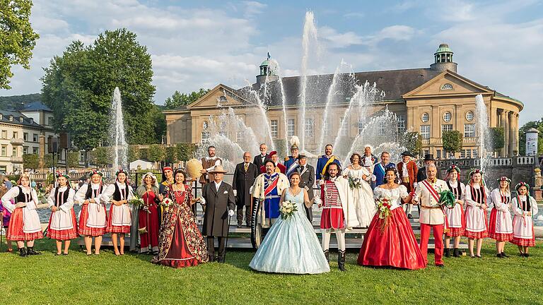 Die historischen Persönlichkeiten bei ihrer offiziellen Vorstellung im Rosengarten in Bad Kissingen.