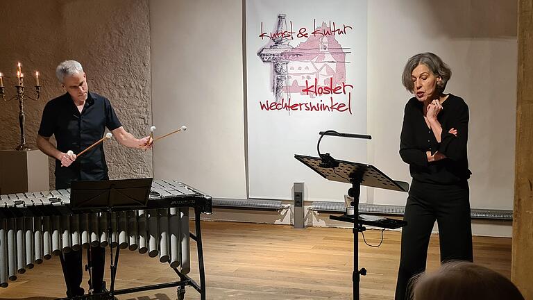 Ein Literaturkonzert der besonderen Art erlebten die Besucher beim Gastspiel von Schauspielerin Johanna Krumstroh und Musiker Oli Bott, die mit 'Die Buddenbrooks und die Musik' faszinierten.