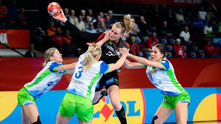 Slowenien - Deutschland       -  Die deutschen Handballerinnen um Annika Lott haben zum EM-Abschluss einen klaren Sieg gegen Slowenien gefeiert.