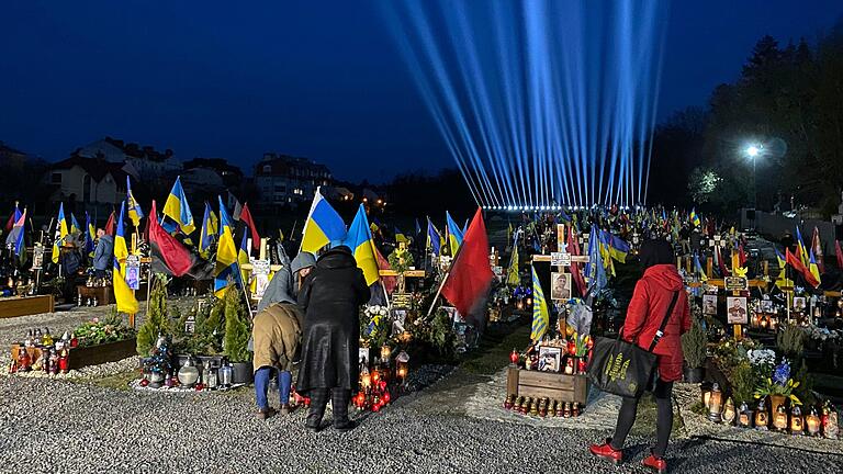 Vor zwei Jahren in Würzburgs Partnerstadt Lwiw: Gedenken an die Gefallenen des Ukraine-Krieges am Vorabend des ersten Jahrestages des russischen Überfalls. Vor zwei Jahren in Würzburgs Partnerstadt Lwiw: Gedenken an die Gefallenen des Ukraine-Krieges am Vorabend des ersten Jahrestages des russischen Überfalls.