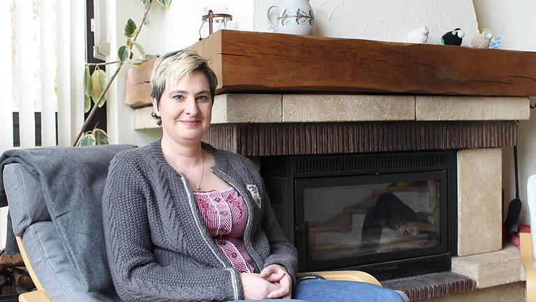 Carolin Gutbrod auf ihrem Lieblingsplatz, im bequemen Sessel im Kaminzimmer ihres Eigenheims. Von hier aus hat man einen herrlichen Blick zum Steigerwald, wo am Morgen die Sonne zwischen Zabelstein und Vollburg aufgeht.