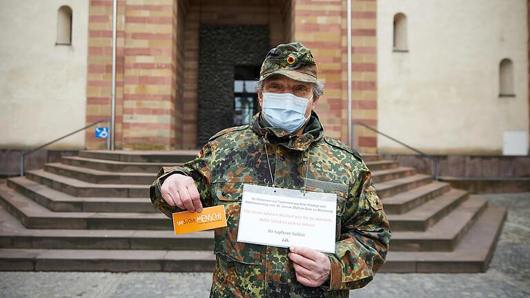 In der Uniform eines deutschen Soldaten protestiert Johannes Heibel gegen den Ukrainekrieg und gegen Aussagen in einer Predigt des Würzburger Bischofs.