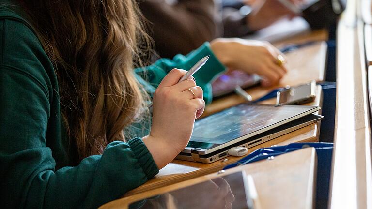 Wer möchte Lehrerin oder Lehrer an Grundschulen werden? Nach einem Ansturm auf Studienplätze hat der Andrang von Studierenden für das Grundschullehramt an der Uni Würzburg merklich nachgelassen.