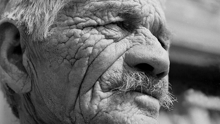 Eindrucksvolle Fotografien stellt György Bortnyik unter dem Motto 'Von Heimat zu Heimat' bis 30. September im Lesecafé des Falkenhauses aus.