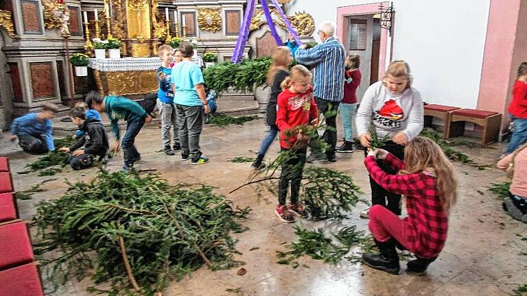 Zwei Meter Durchmesser hatte am Ende der Adventskranz für die Stadtpfarrkirche. Zuvor war einiges an Bastel-Arbeit für die begeisterten Viertklässler zu tun. Zwei Meter Durchmesser hatte am Ende der Adventskranz für die Stadtpfarrkirche. Zuvor war einiges an Bastel-Arbeit für die begeisterten Viertklässler zu tun.