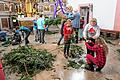 Zwei Meter Durchmesser hatte am Ende der Adventskranz für die Stadtpfarrkirche. Zuvor war einiges an Bastel-Arbeit für die begeisterten Viertklässler zu tun.