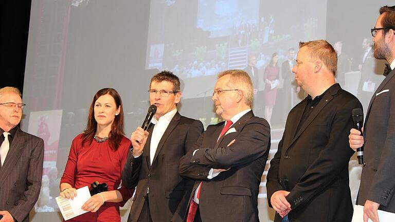 Im Gespräch über Jugendkultur in Main-Spessart (von links): Kreisjugendpfleger Bernhard Metz, Moderatorin Nicole Then, Landrat Thomas Schiebel, Peter Schmitt (Sparkasse Main-Spessart), Sebastian Dosch (Rotary-Club Lohr-Marktheidenfeld) und Moderator Julius Mayer.