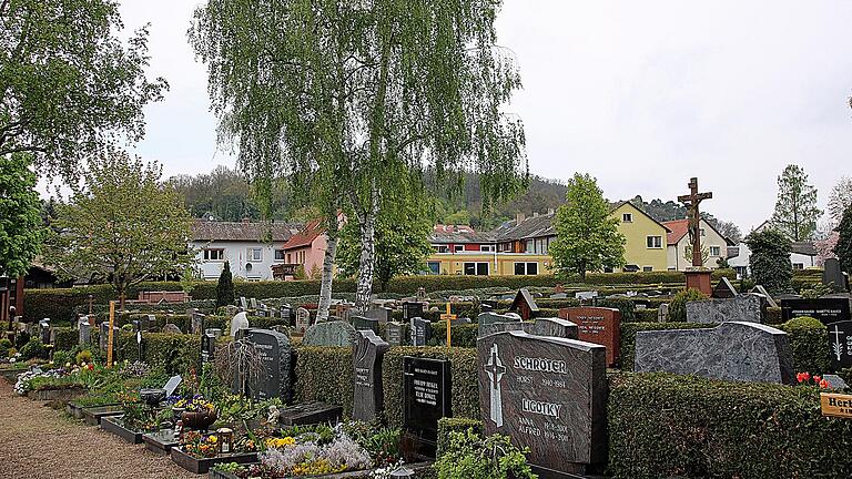 Auf dem Kreuzwertheimer Friedhof können künftig auch Rasengräber angelegt werden.