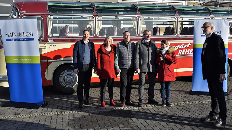 Mit dem Oldtimerbus und Main-Post-Redakteuren fuhren die Landratskandidaten (von links) Christoph Vogel (FW), Pamela Nembach (SPD), Christian Baier (Grüne), Hubert Fröhlich (FDP) und Sabine Sitter (CSU) durch Main-Spessart; rechts im Bild Joachim Spies, Redaktionsleiter Main-Spessart.