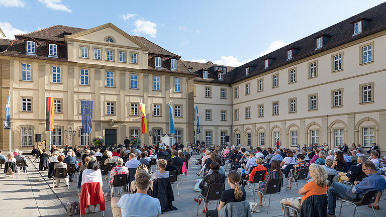 Unter Enrico Calesso spielt das Philharmonische Orchester Würzburg  eine 'Italienische Serenade' im Innenhof des Würzburger Rathauses.