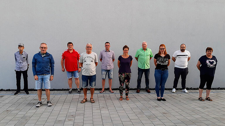 Auf dem Foto von links nach rechts Kassier Helmut Dieterich, Beisitzer Manfred Sterzinger, Jugendwart Axel Tüchert, stellvertretender Vorsitzender und Spielleiter Herbert Sterzinger, Vorsitzender Richard Vollert, 2. Sportwart Silke Löhler, Schriftführer und Pressewart Bernd Abert, Beisitzer Rebecca Klüspies , 1. Sportwart Dominik Geis, Frauenwart Cilly Schneyer.