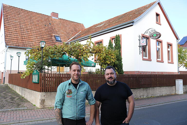 Simon Hartmann (links) ist der neue Wirt des Grünen Baums in Wombach. Unterstützt wird er unter anderem von Beikoch Thorsten Amrhein. (Archivbild) Simon Hartmann (links) ist der neue Wirt des Grünen Baums in Wombach. Unterstützt wird er unter anderem von Beikoch Thorsten Amrhein. (Archivbild)