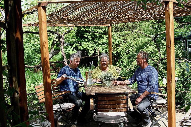 Reinhard Schneider, Sabine Pecoraro-Schneider und Kreisfachberater Guntram Ulsamer (von links) in der Weinlaube aus Reben. Reinhard Schneider, Sabine Pecoraro-Schneider und Kreisfachberater Guntram Ulsamer (von links) in der Weinlaube aus Reben.