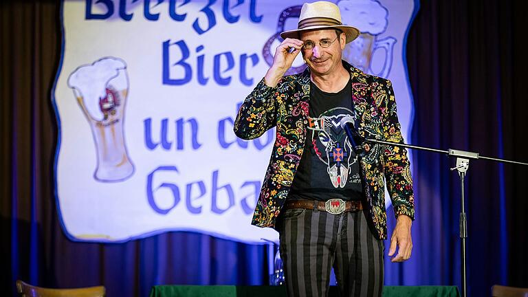 Kabarettist Oti Schmelzer grüßte mit seinem Schlachtruf 'Schagalagga', erzählte von seinen drei Berufen und wie es ist, ein Prominenter zu sein. Kabarettist Oti Schmelzer grüßte mit seinem Schlachtruf 'Schagalagga', erzählte von seinen drei Berufen und wie es ist, ein Prominenter zu sein.