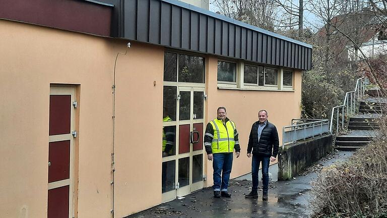 Die Flachdachsanierung auf der Unterpleichfelder Mehrzweckhalle ist abgeschlossen. Darüber freuen sich Bauamtsleiter Burkhard Kuther und Bürgermeister Alois Fischer (rechts). Die Flachdachsanierung auf der Unterpleichfelder Mehrzweckhalle ist abgeschlossen. Darüber freuen sich Bauamtsleiter Burkhard Kuther und Bürgermeister Alois Fischer (rechts).