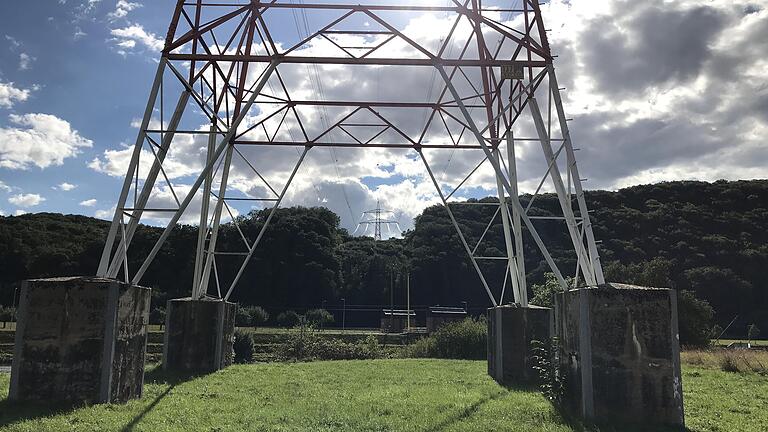 Strommast an der Schleuse Harrbach. So groß wie die Masten der Höchstspannungsleitung zwischen Aschaffenburg und Bergrheinfeld würden auch die Masten der geplanten neuen Stromtrasse P43 sein.