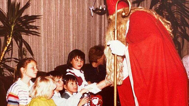 Ernst Zwirlein als Nikolaus bei Winkelser Kindern im Jahr 1989.