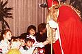 Ernst Zwirlein als Nikolaus bei Winkelser Kindern im Jahr 1989.